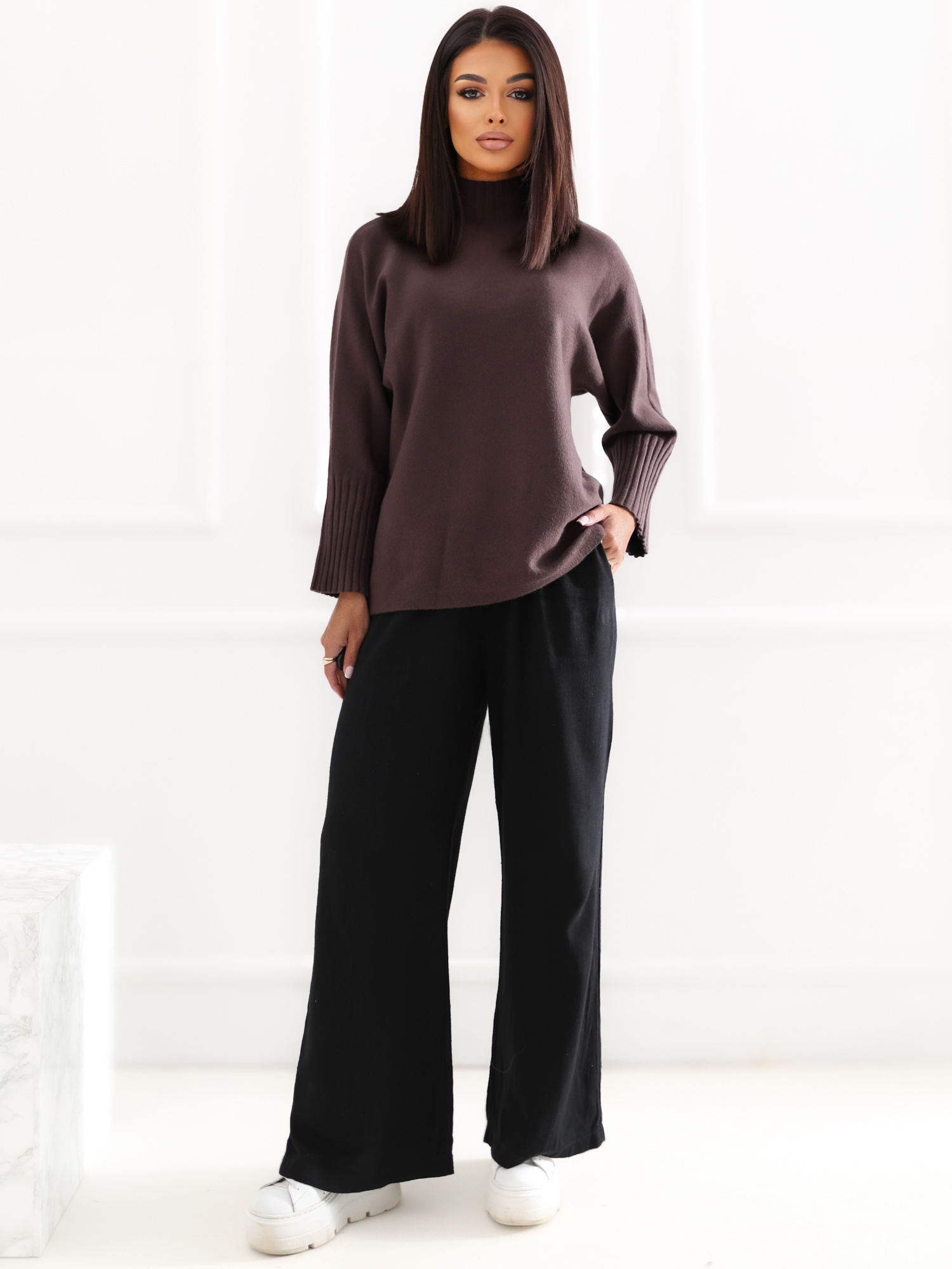 Brązowy damski sweter oversize z golfem