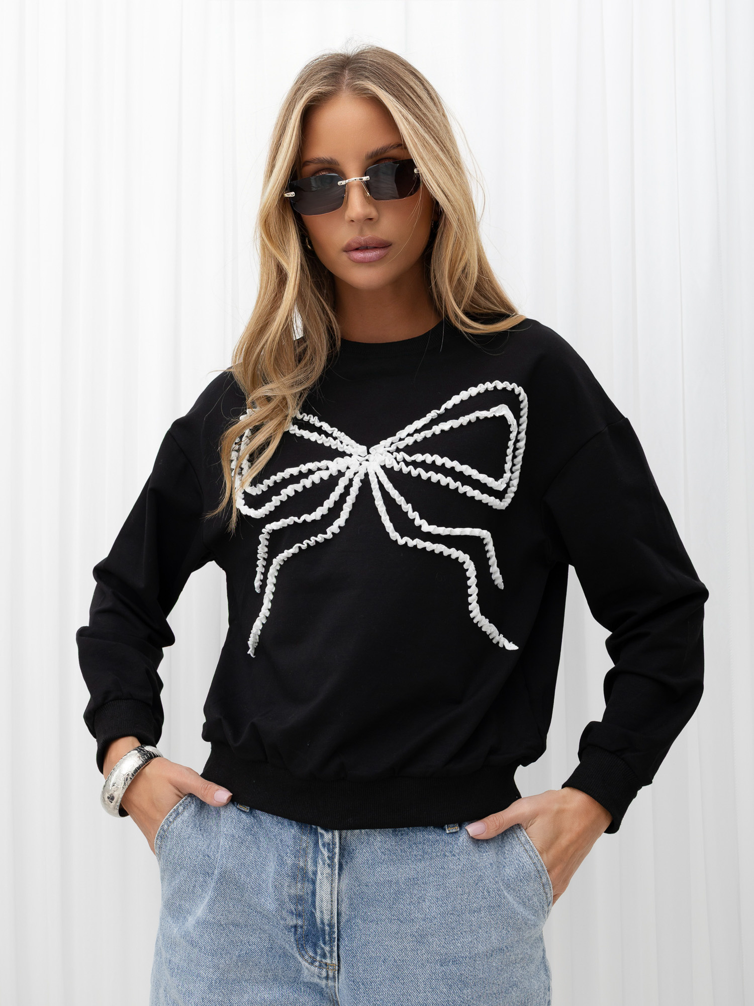 Czarna elegancka bluza z dużą kokardą