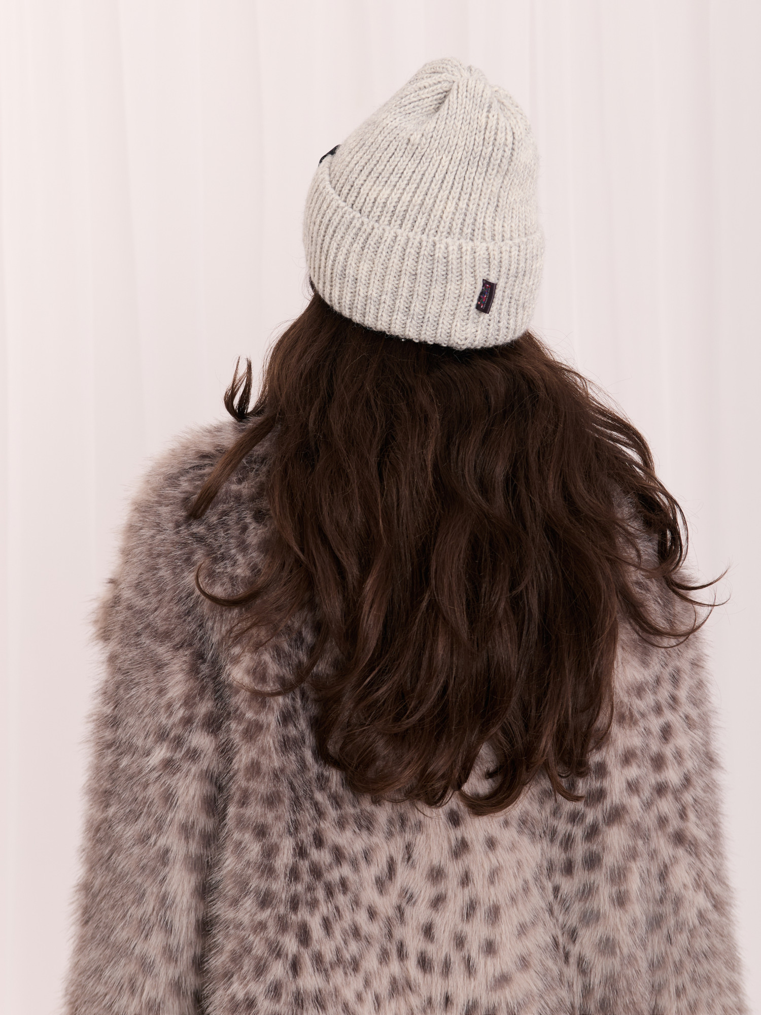 Jasnoszara zimowa czapka beanie w prążek 