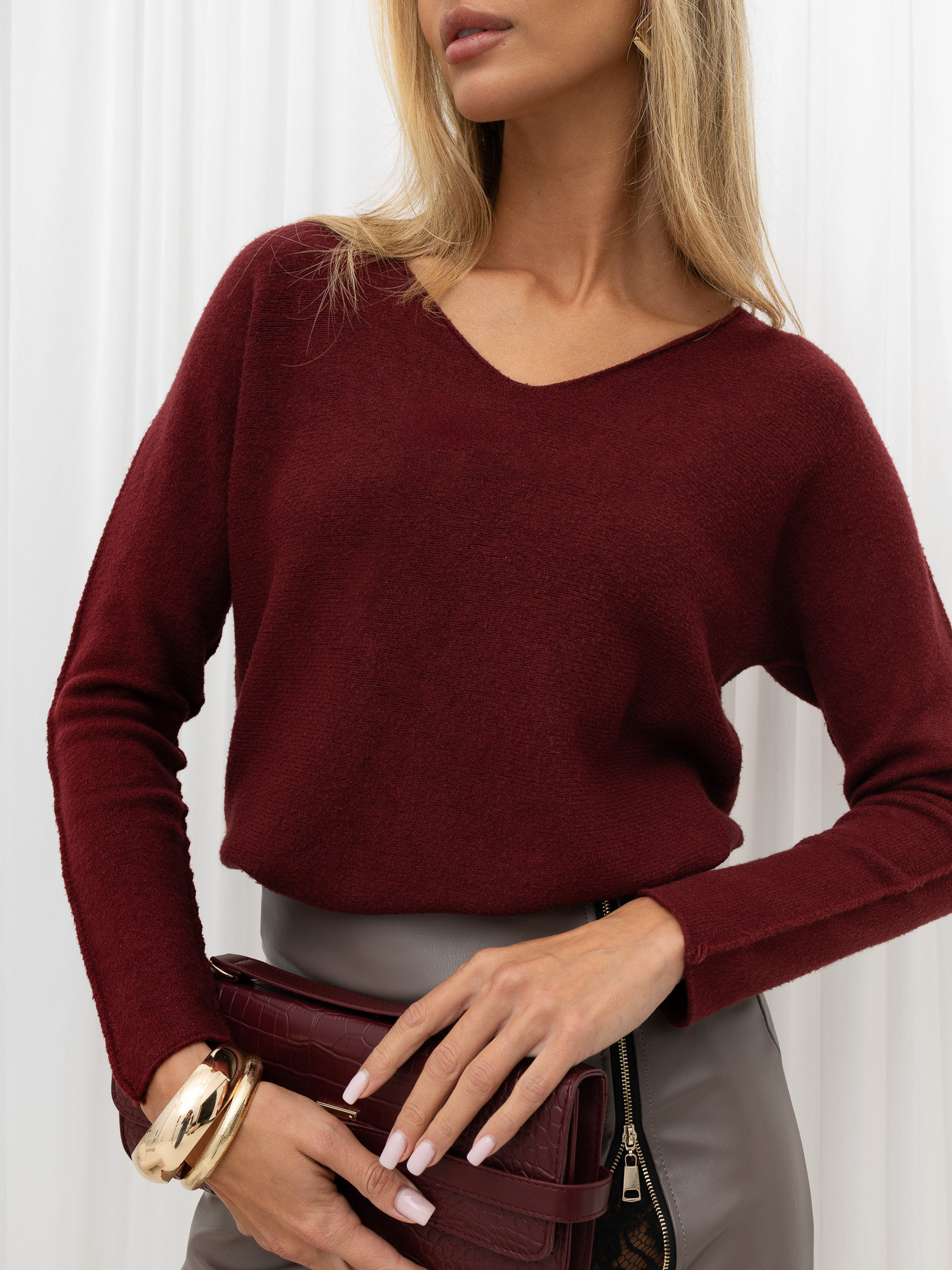 Bordowy damski sweter basic z dekoltem V