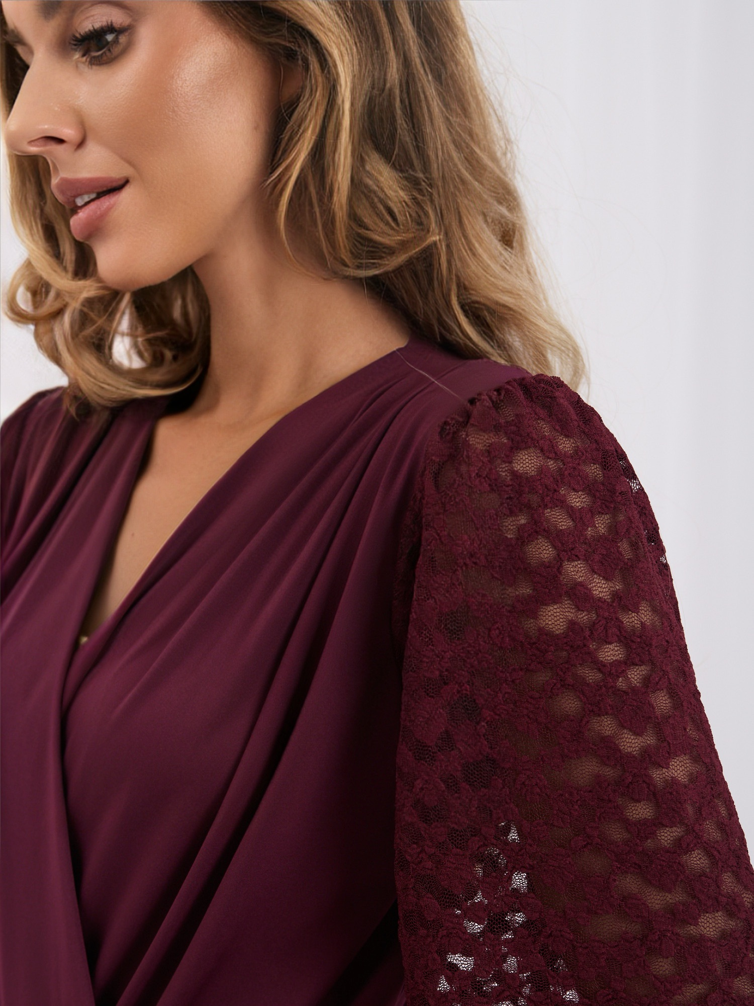 Bordowe eleganckie body z koronkowymi rękawami