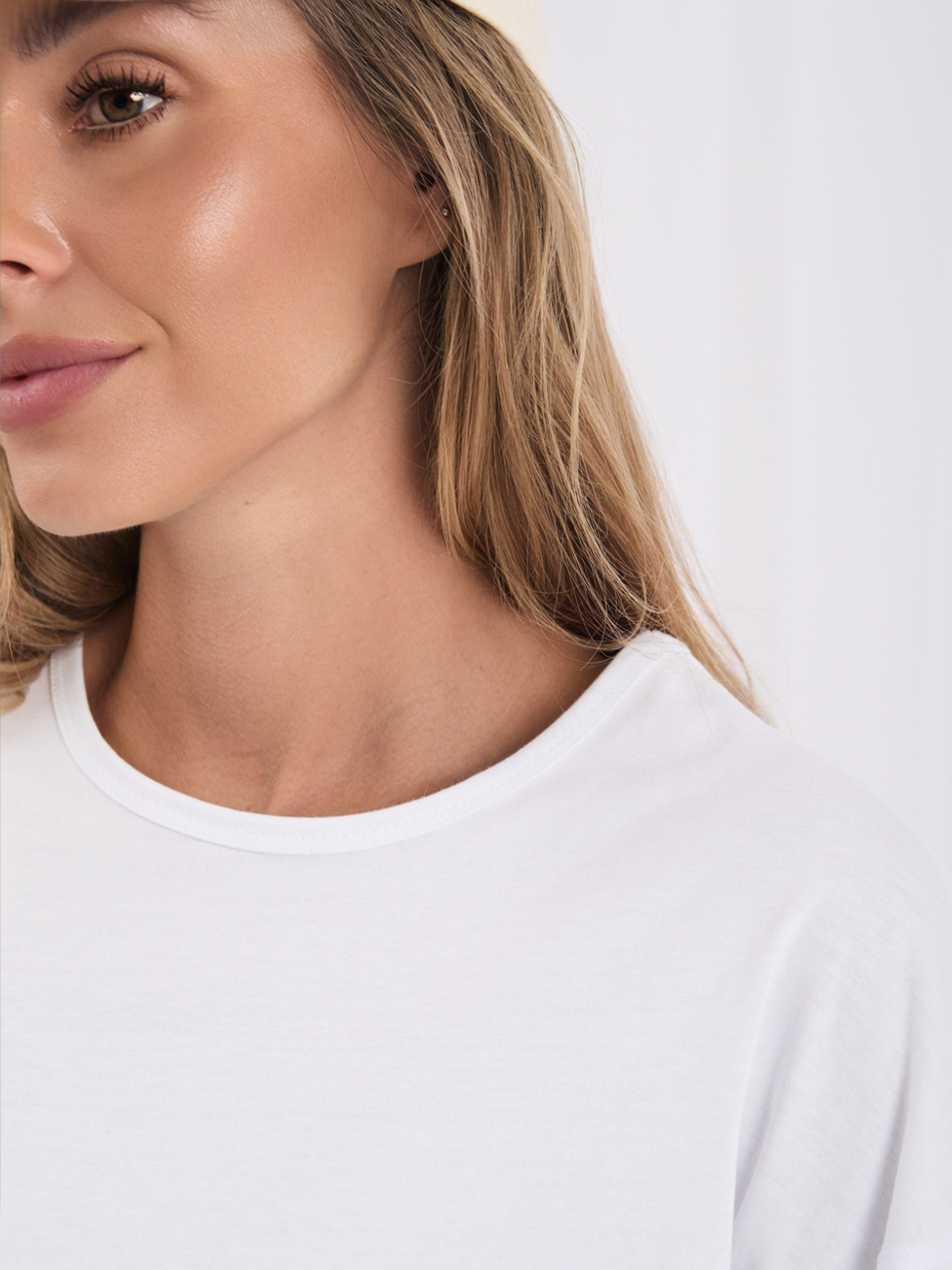 Biały damski longsleeve basic z okrągłym dekoltem