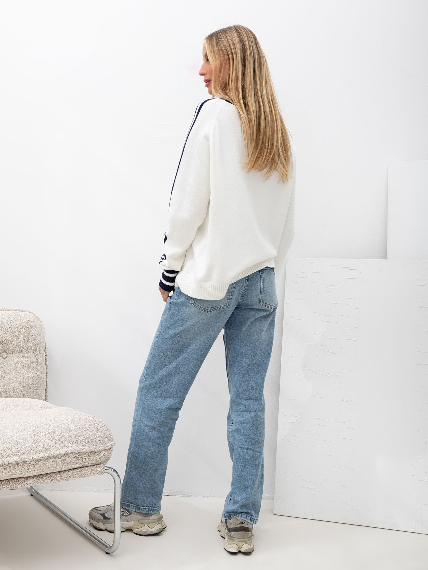 Ecru damski sweter oversize z dekoltem V