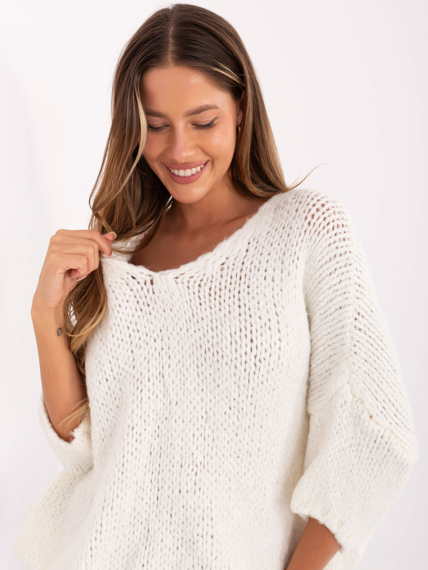 Ecru damski sweter oversize z rękawem 3/4