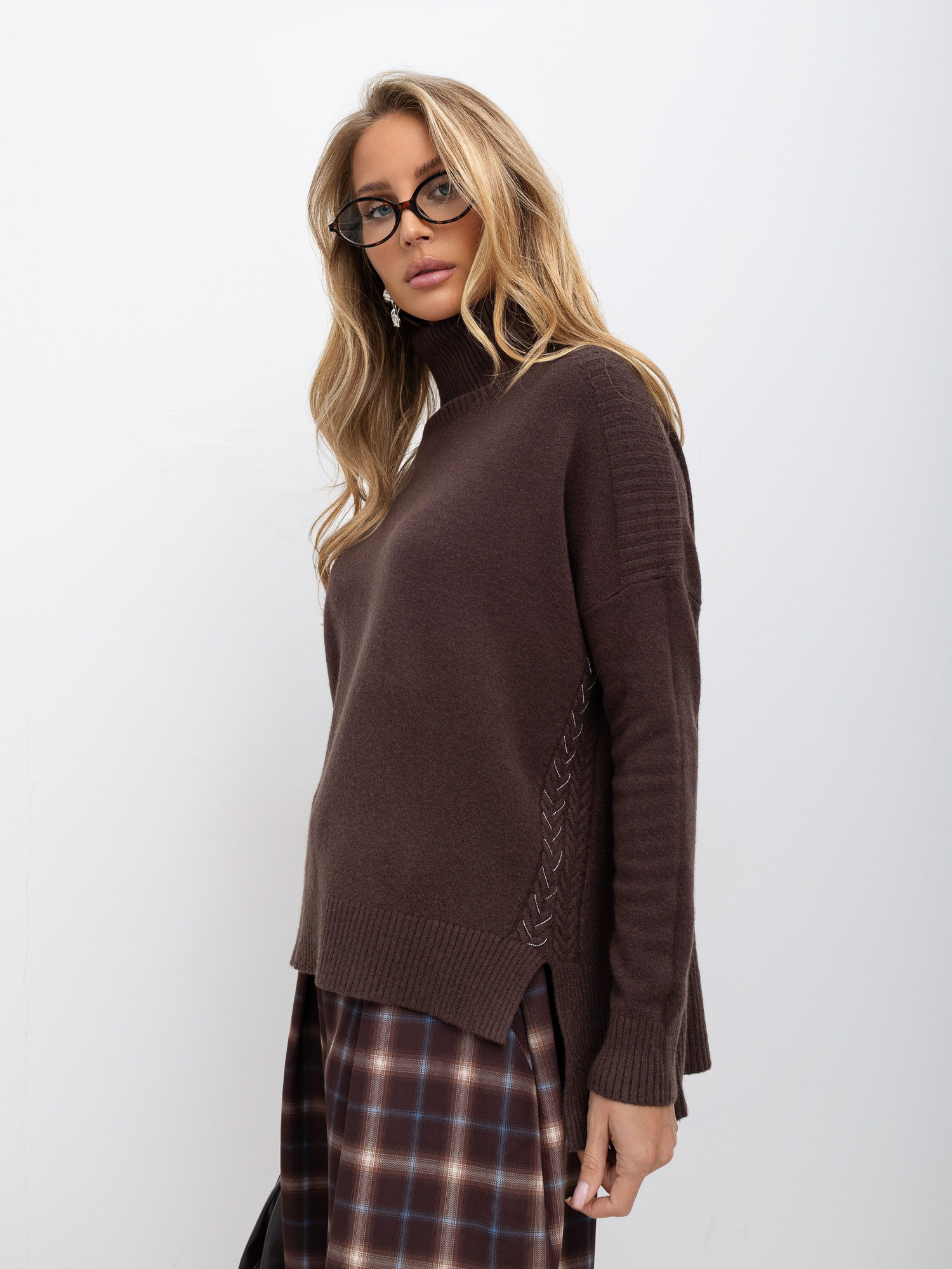 Brązowy damski sweter oversize golf z rozcięciami