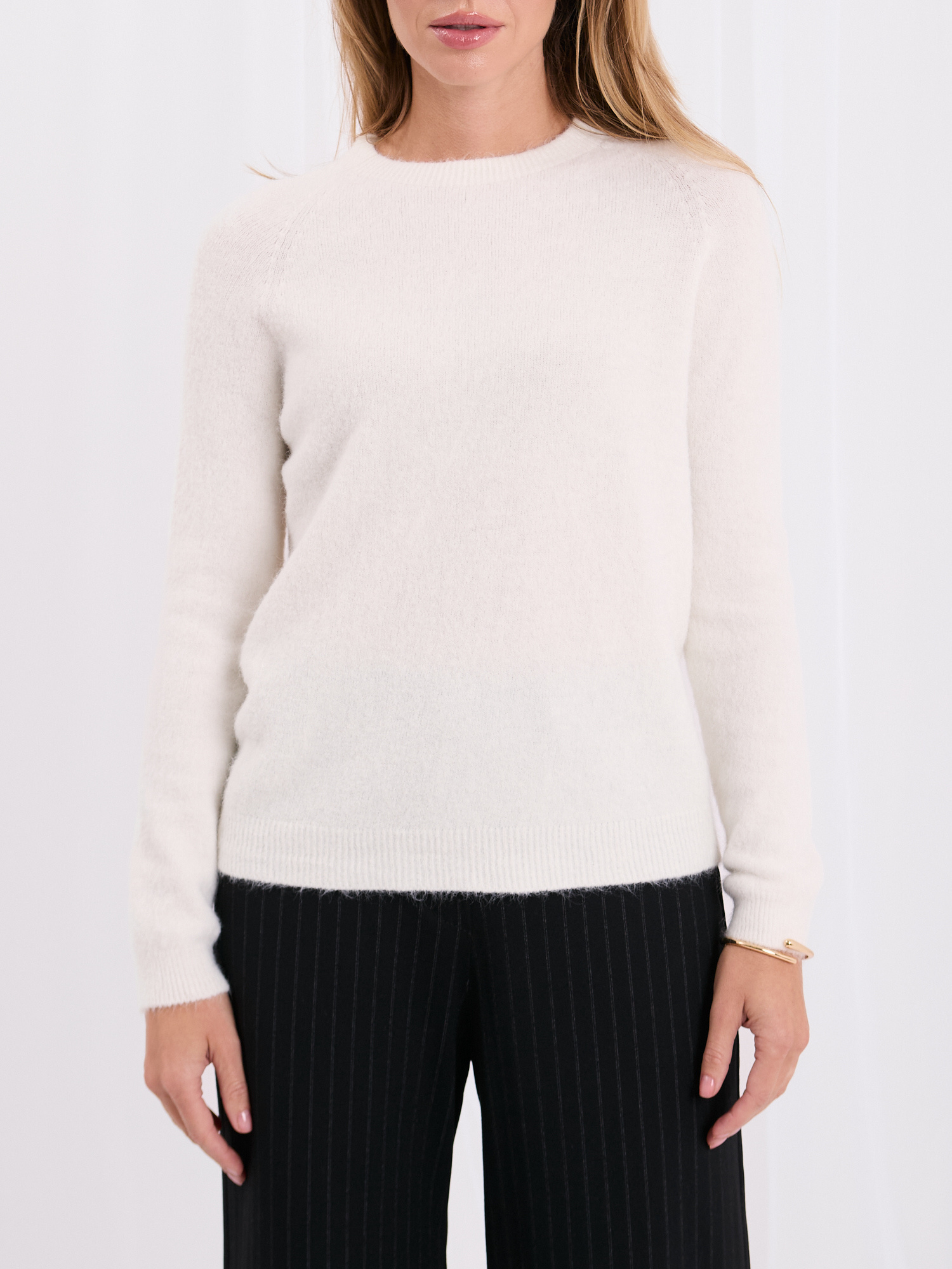 Ecru miękki sweter basic z okrągłym dekoltem