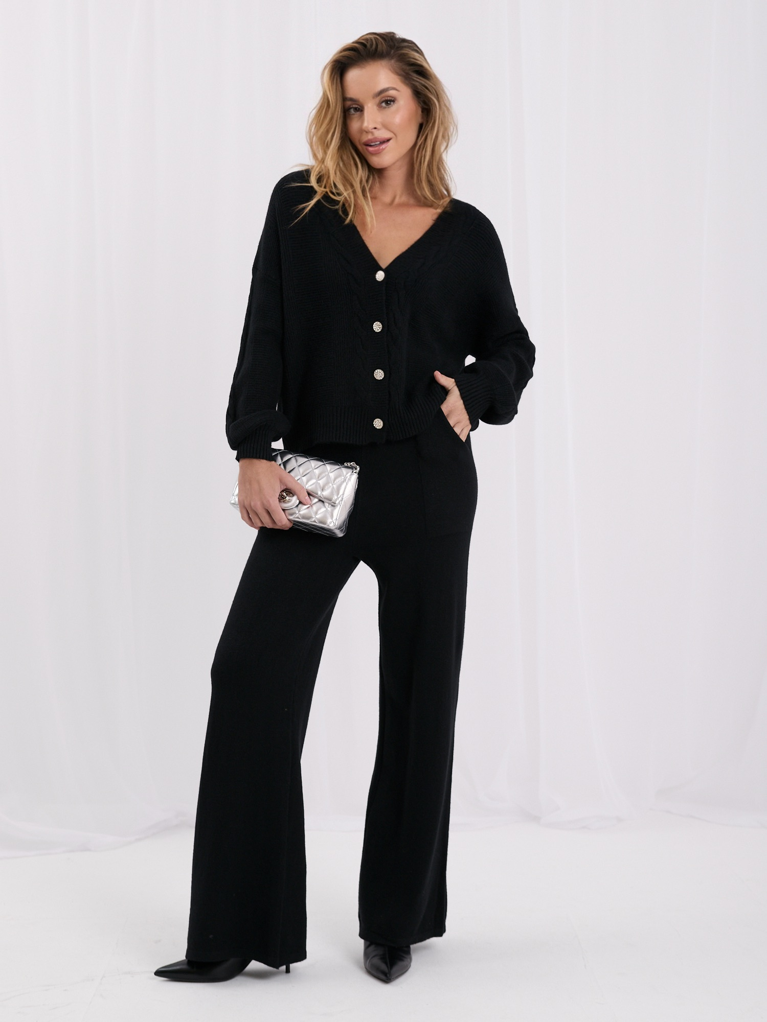 Czarny swetrowy komplet ze spodniami wide leg