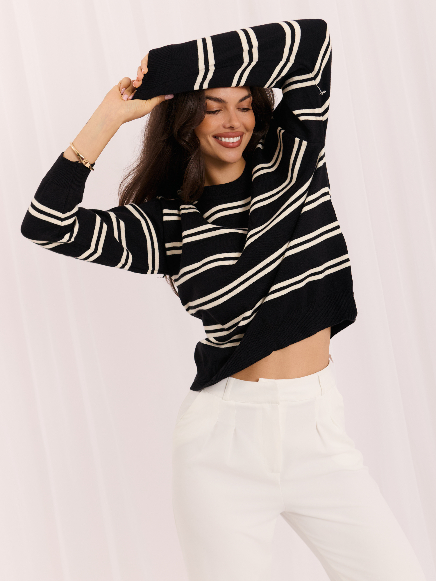 Czarny damski sweter w paski w stylu old money