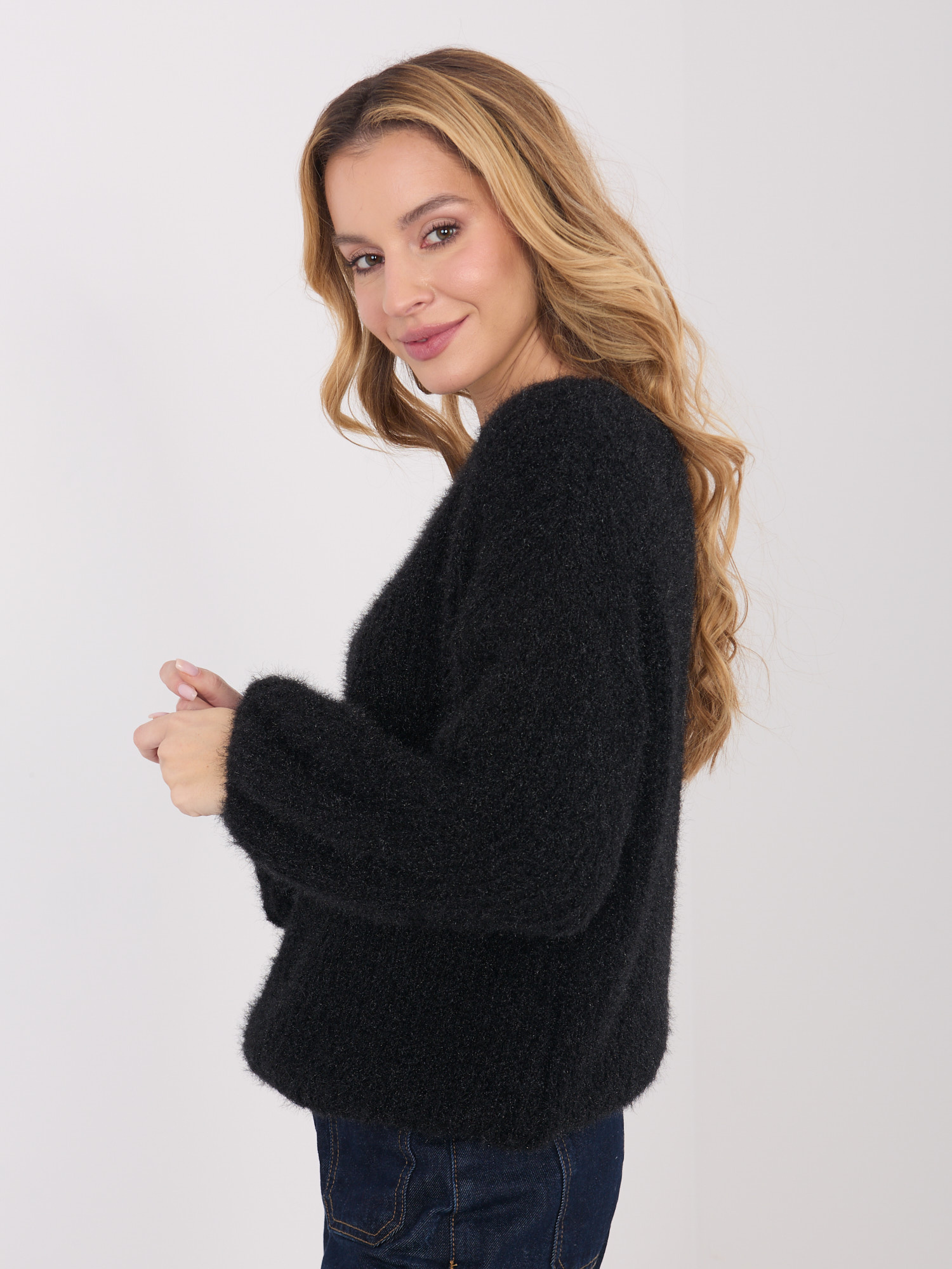 Czarny damski sweter z okrągłym dekoltem 