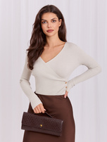 Jasnobeżowy elegancki sweter z błyszczącą nitką 