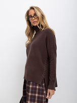 Brązowy damski sweter oversize golf z rozcięciami