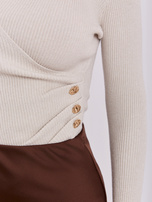 Jasnobeżowy elegancki sweter z błyszczącą nitką 