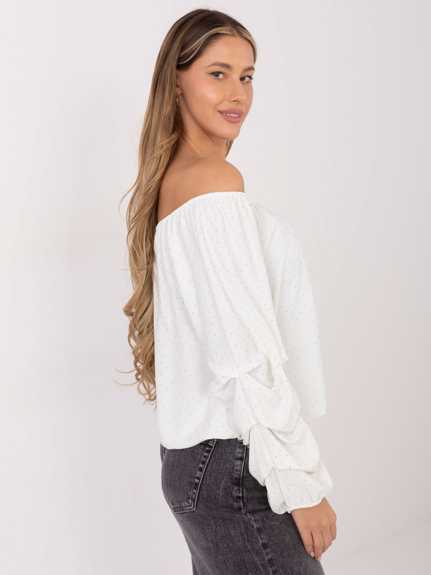 Ecru bluzka hiszpanka z marszczonym rękawem
