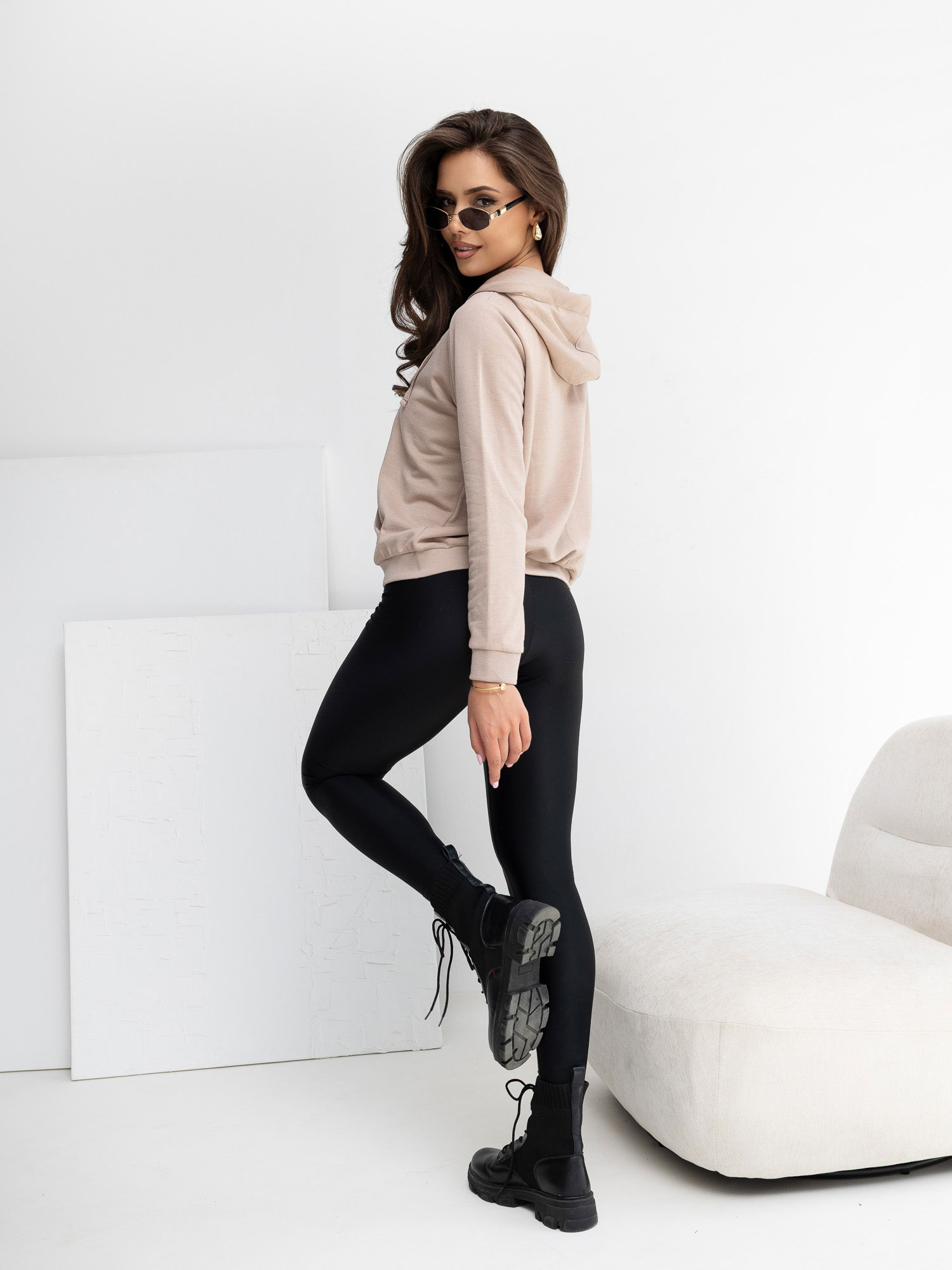 Beżowa rozpinana bluza basic z kapturem