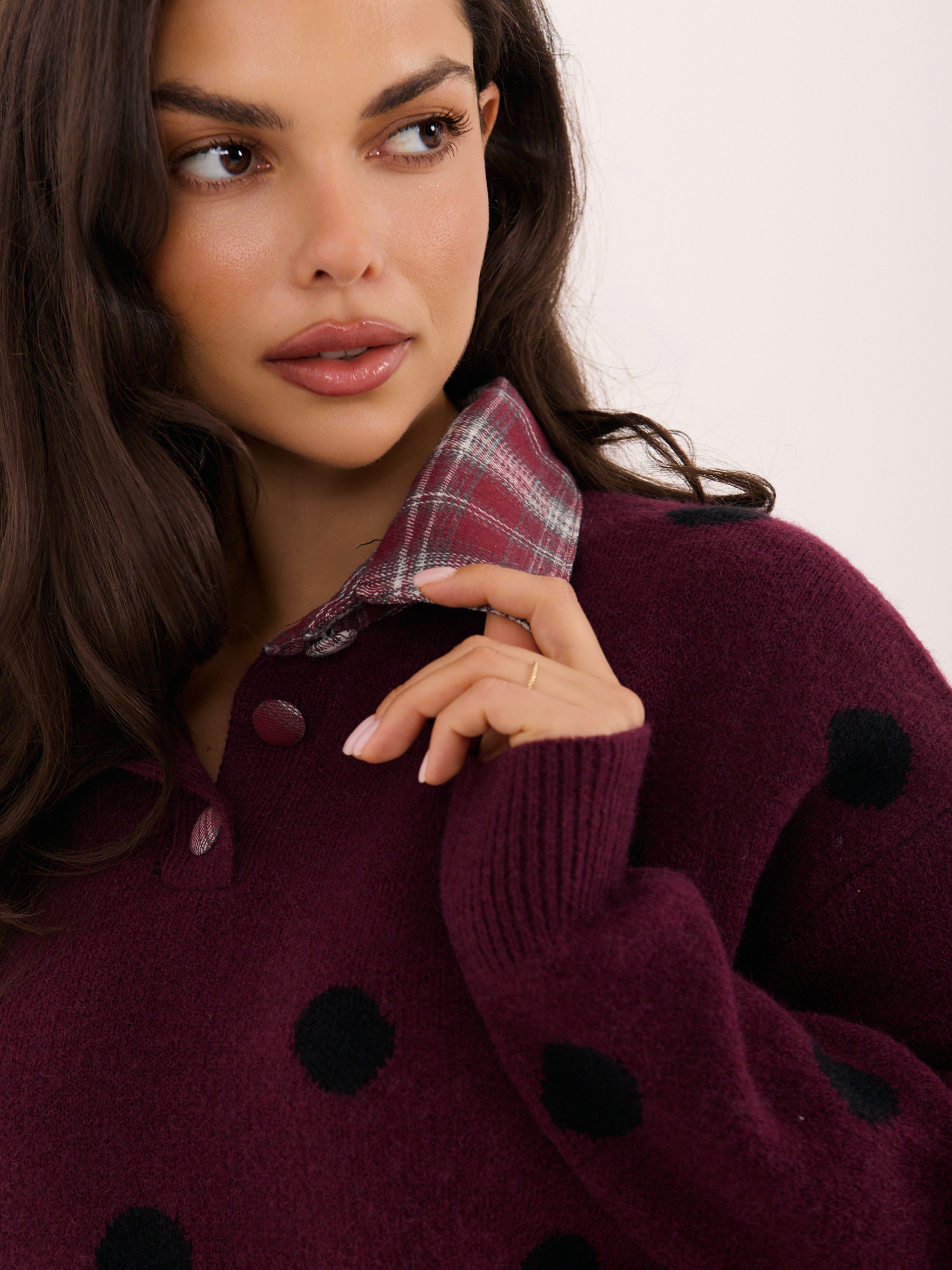Bordowy damski sweter oversize z grochy 