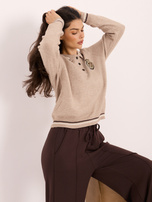 Beżowy damski sweter polo z naszywką 
