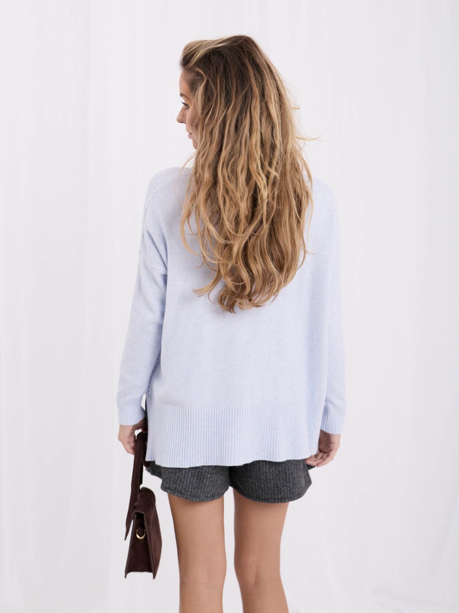 Jasnoniebieski sweter oversize golf z rozcięciami