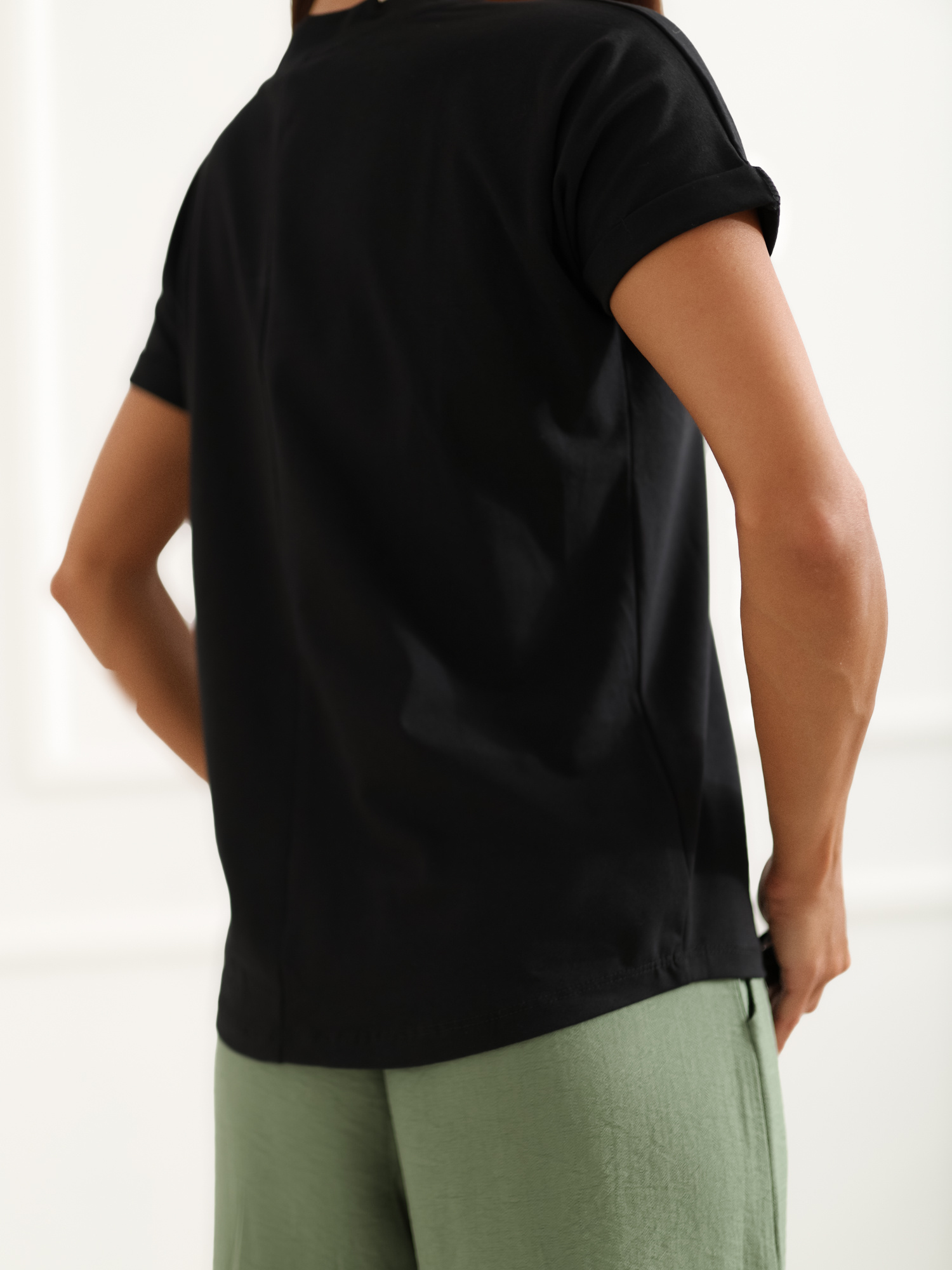 Czarny t-shirt jednokolorowy basic z dekoltem w serek Severine