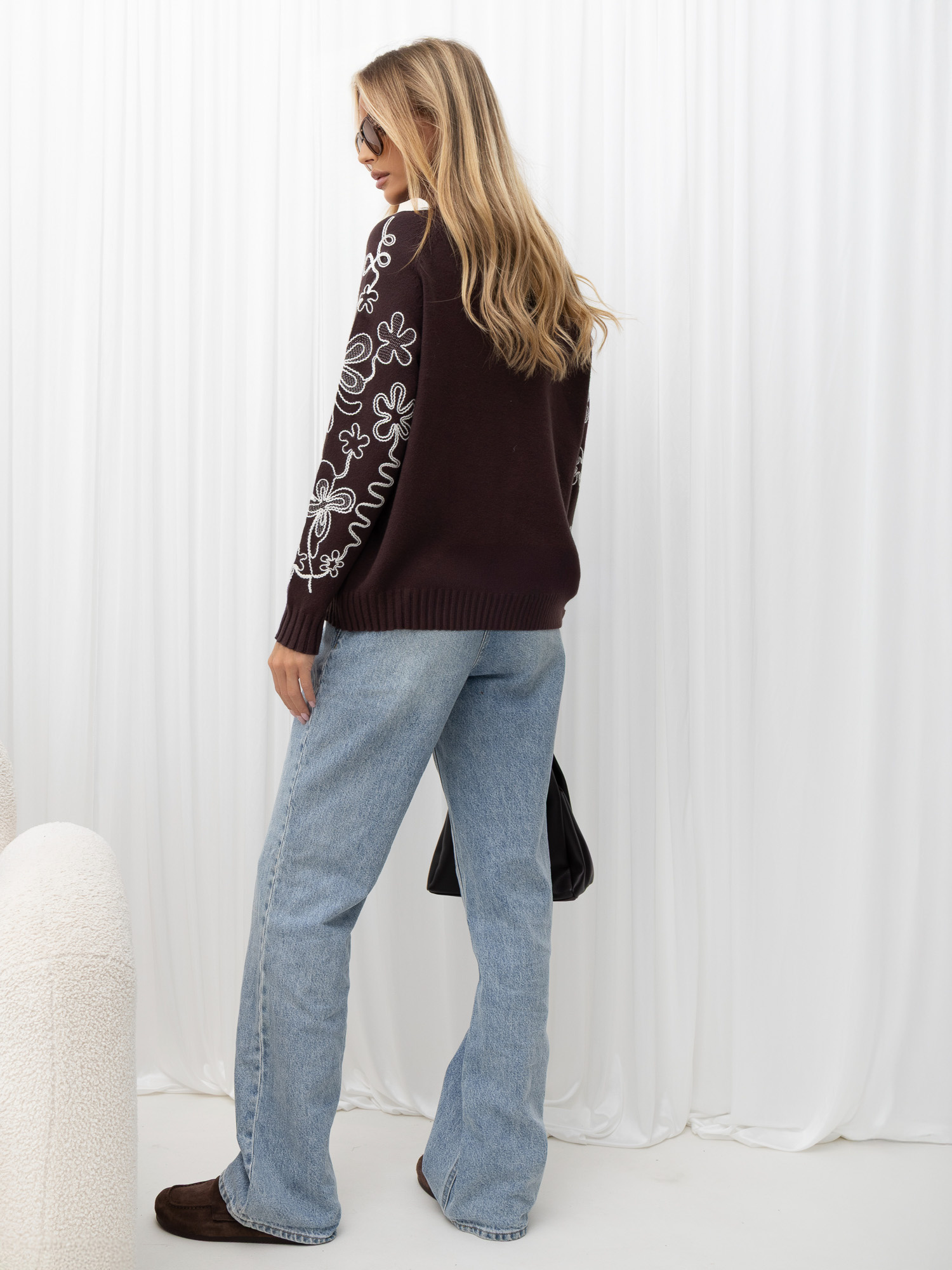 Czekoladowy sweter z haftem i metalizowaną nicią 