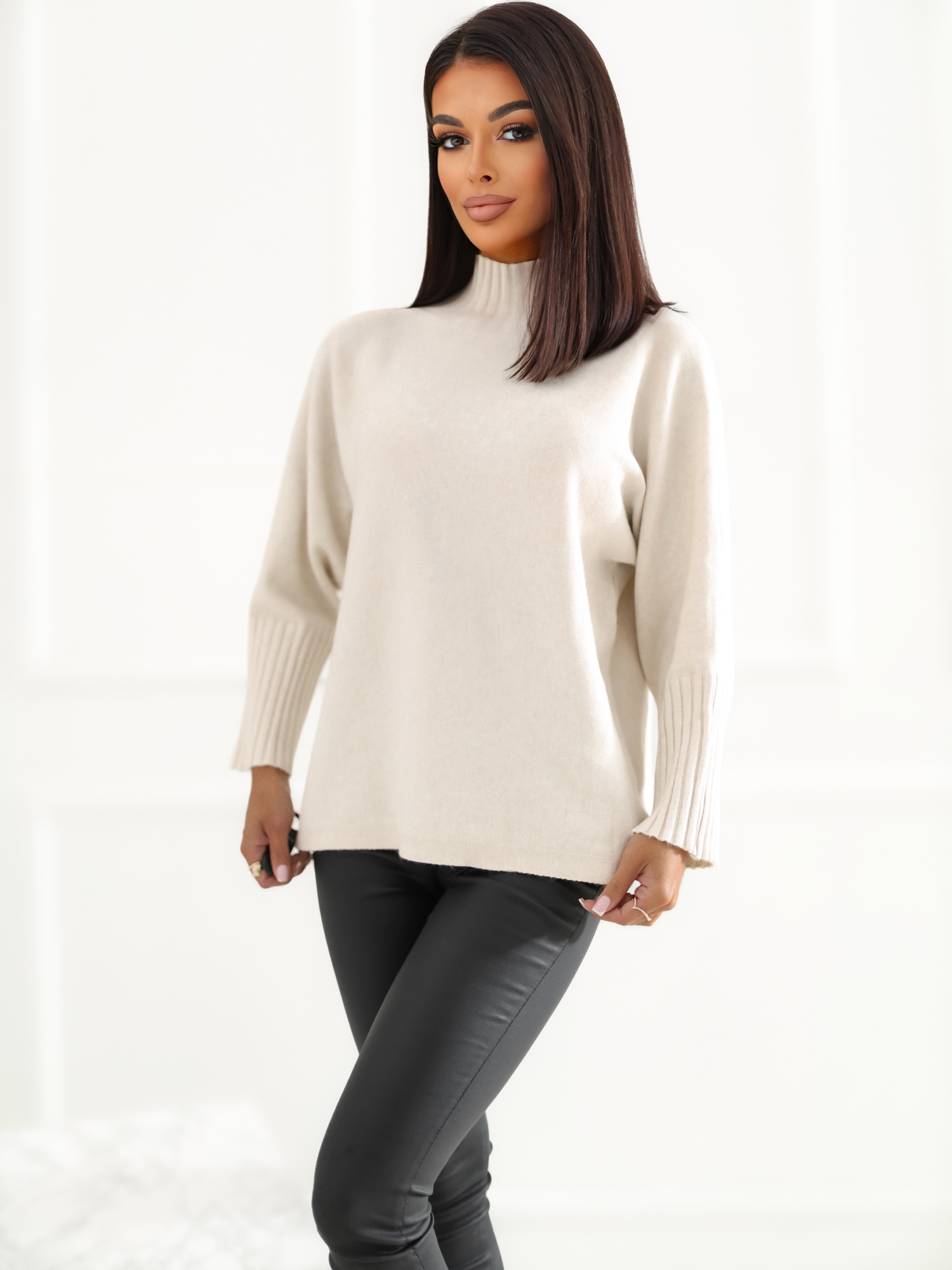 Jasnobeżowy sweter oversize z szerokimi rękawami