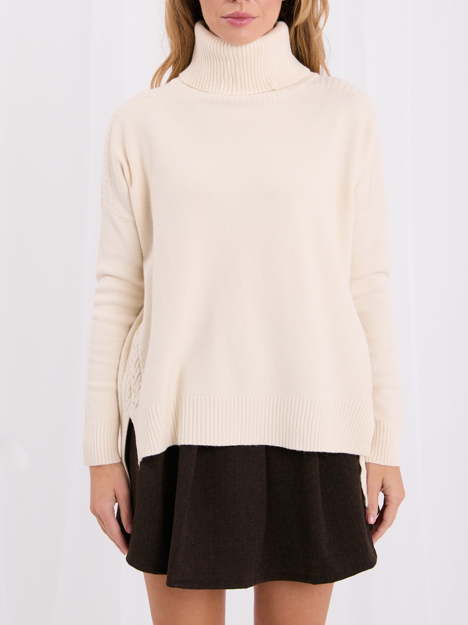 Jasnobeżowy sweter oversize z dłuższym tyłem