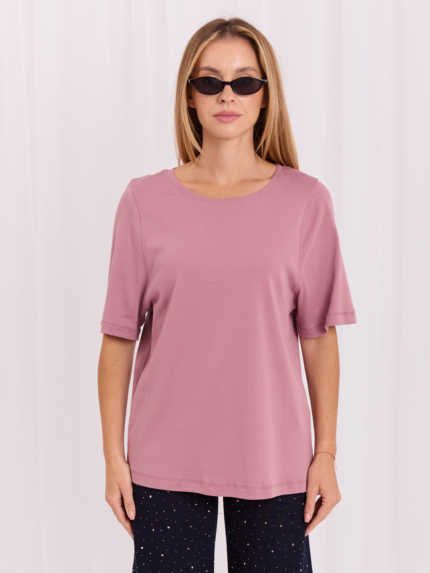 Brudnoróżowy t-shirt basic z ozdobnymi szwami RUE PARIS