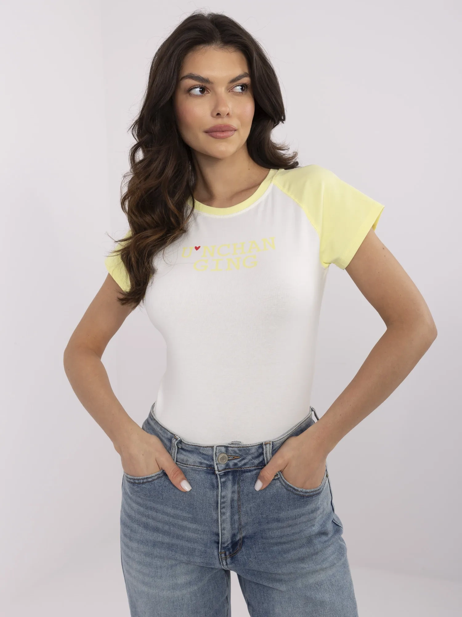 Ecru-żółty damski t-shirt o dopasowanym kroju
