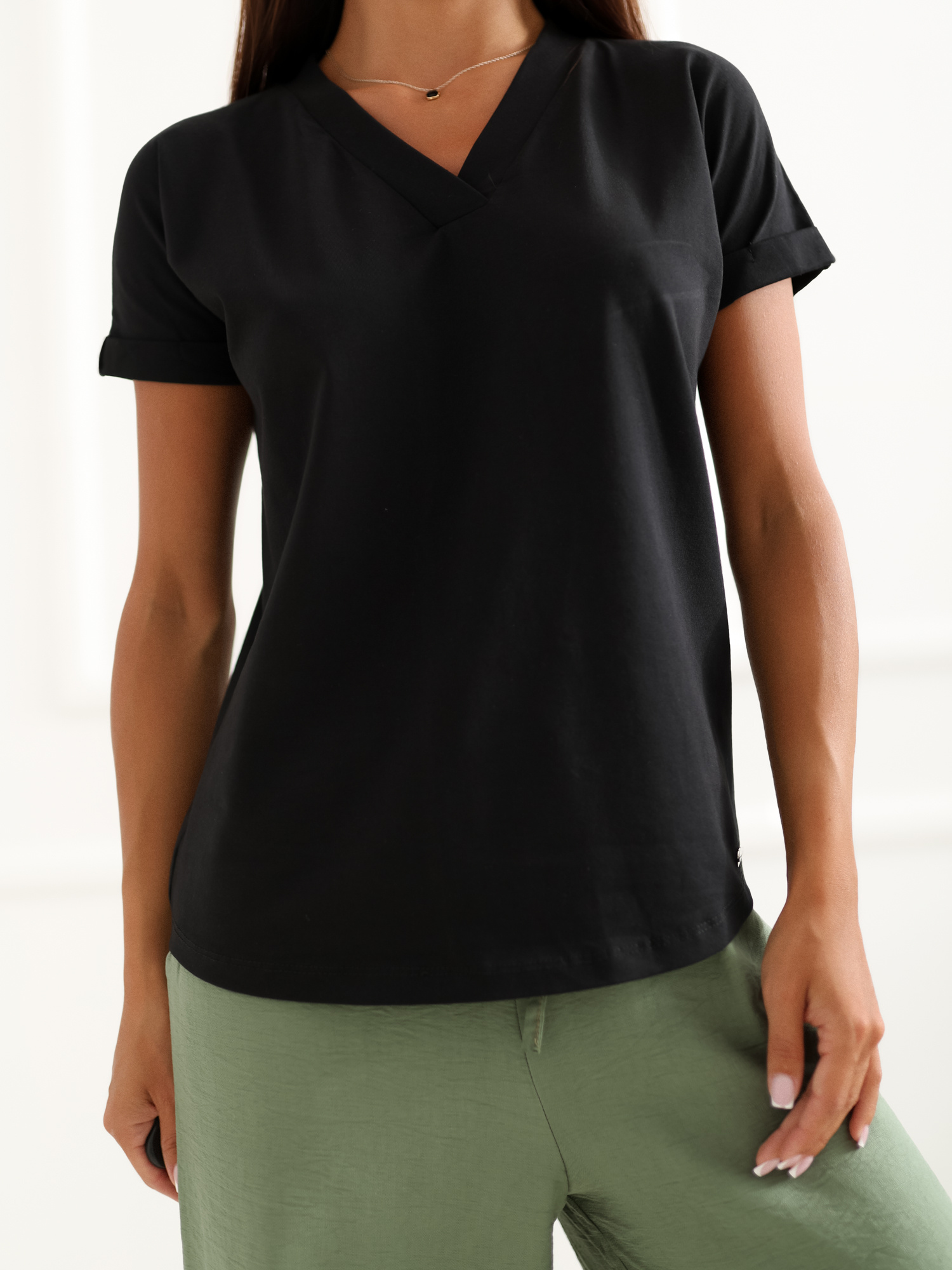 Czarny t-shirt jednokolorowy basic z dekoltem w serek Severine 
