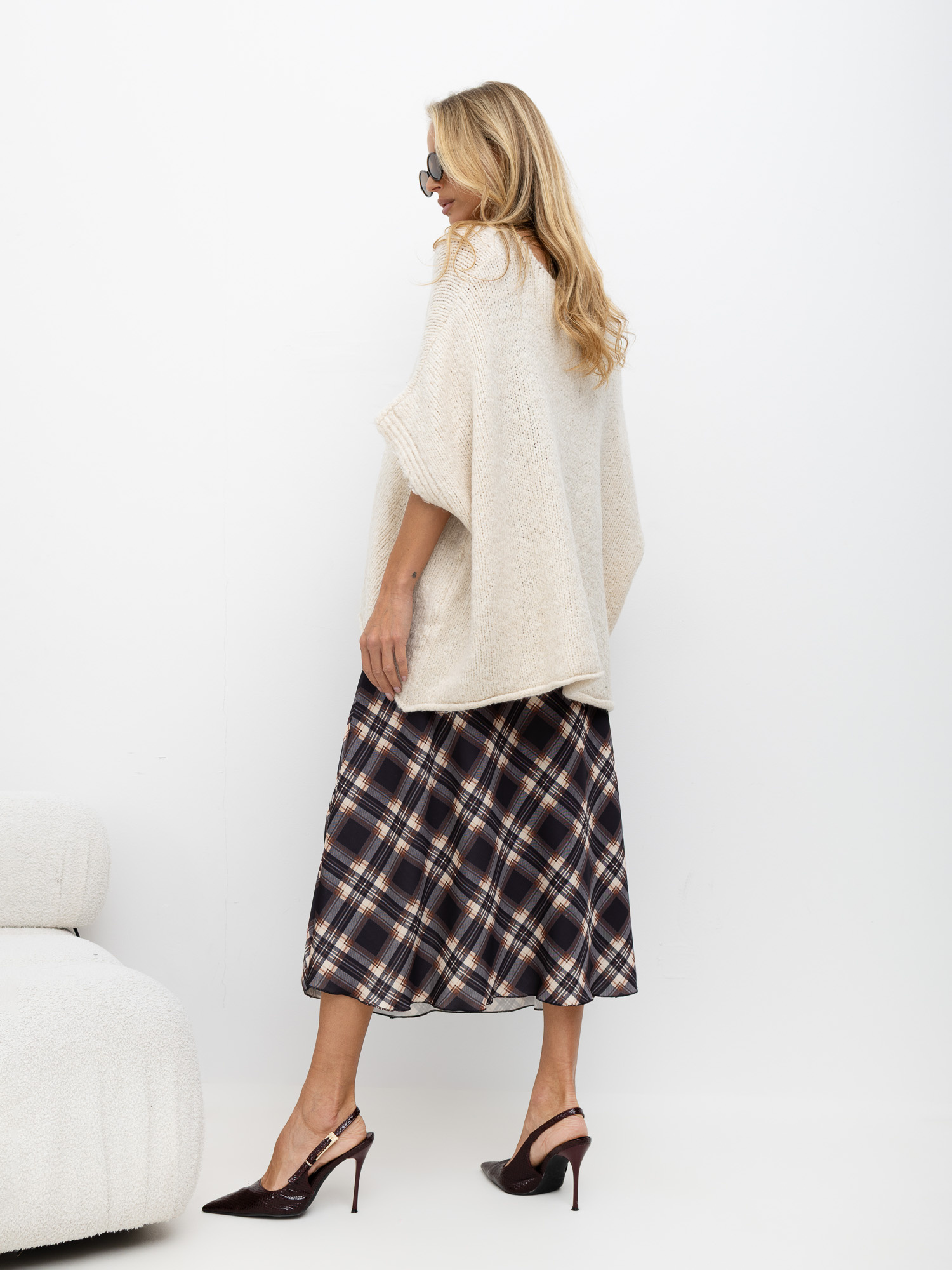 Kremowy damski sweter oversize z rękawem 3/4