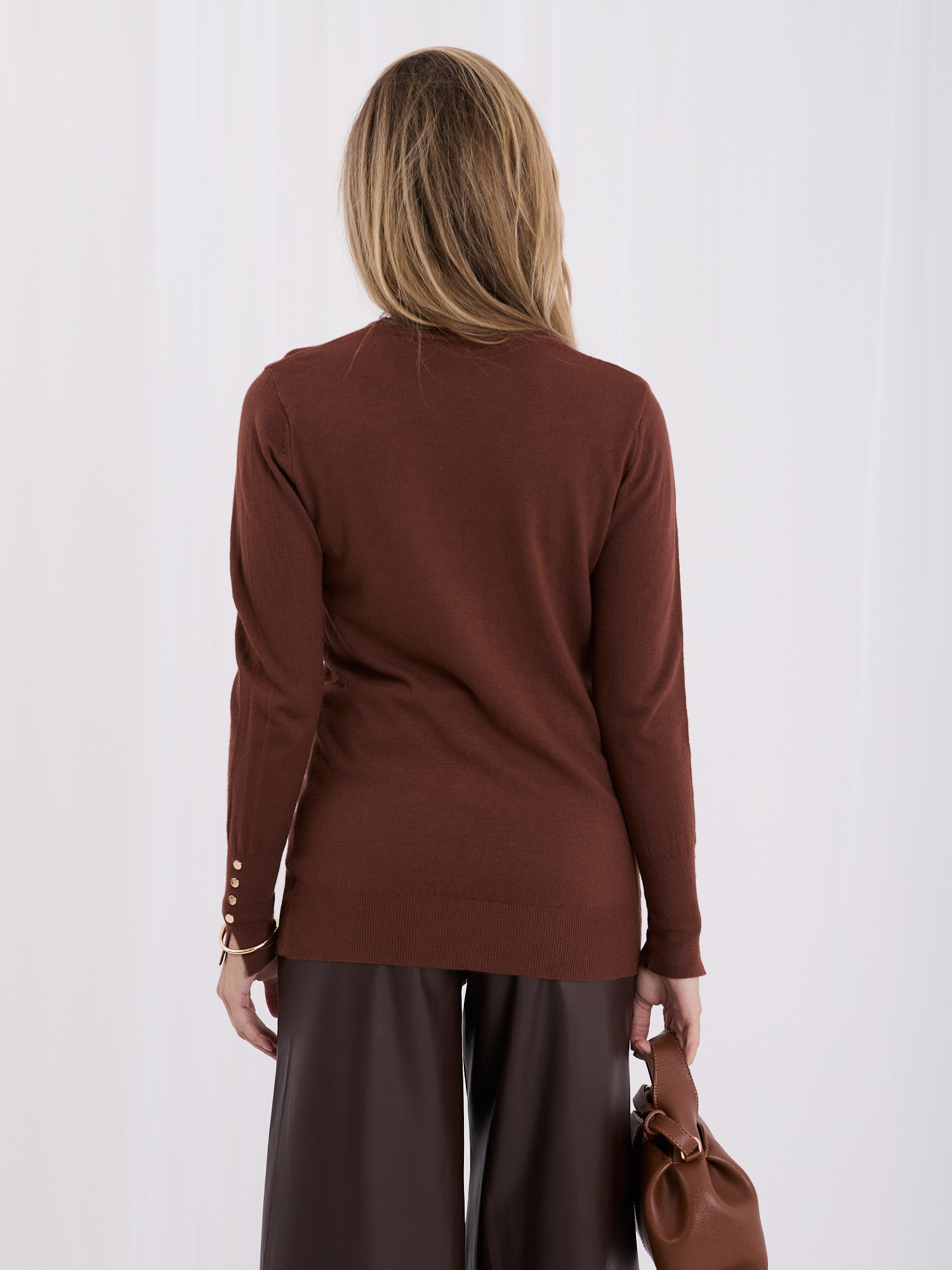 Jasnobrązowy elegancki sweter z okrągłym dekoltem 