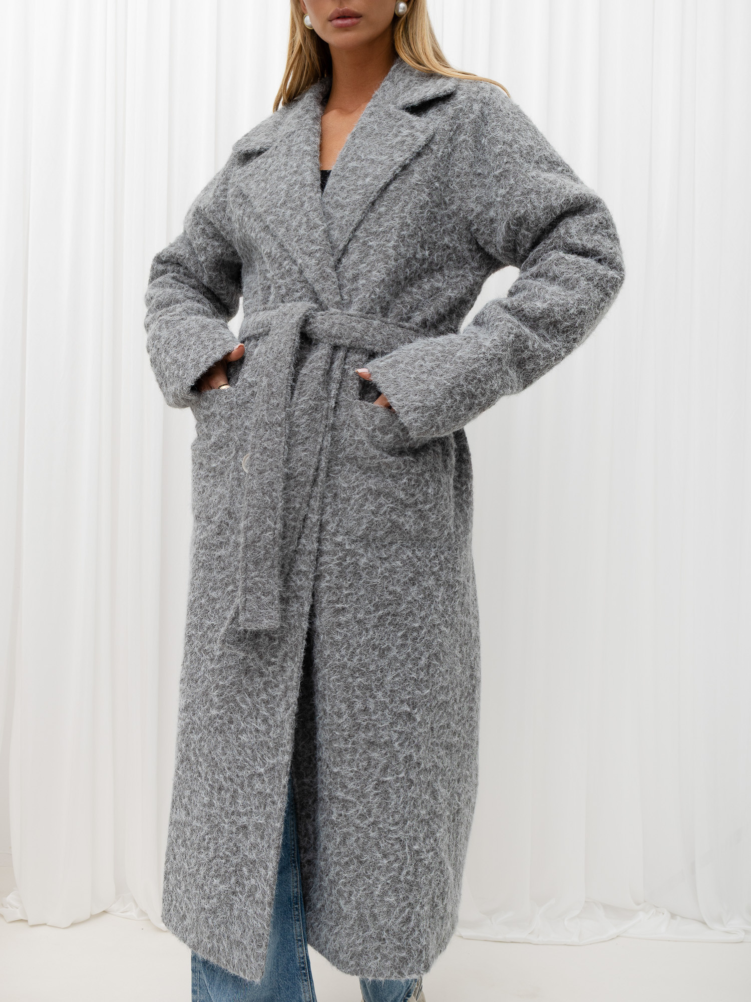Szary wełniany płaszcz z pikowaną podszewką