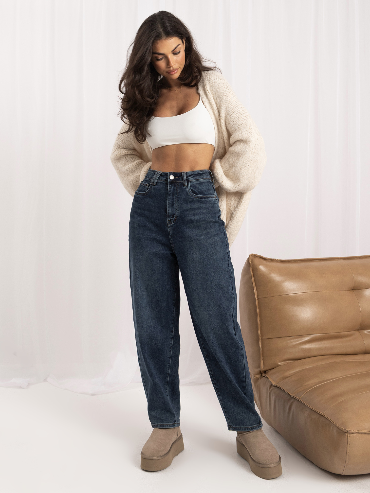 Ciemnoniebieskie damskie jeansy typu balloon