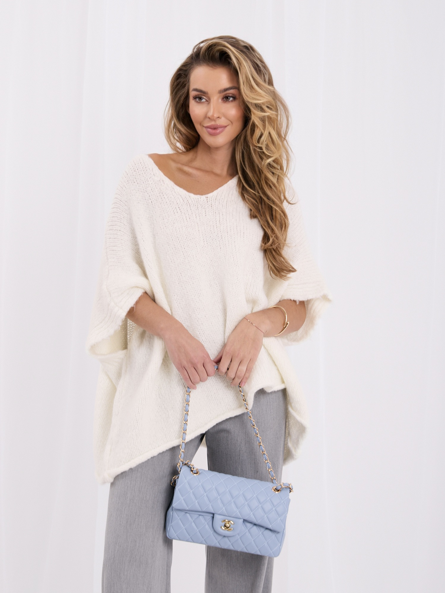 Ecru damski sweter oversize o kroju nietoperza