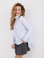 Jasnoniebieski sweter oversize golf z rozcięciami