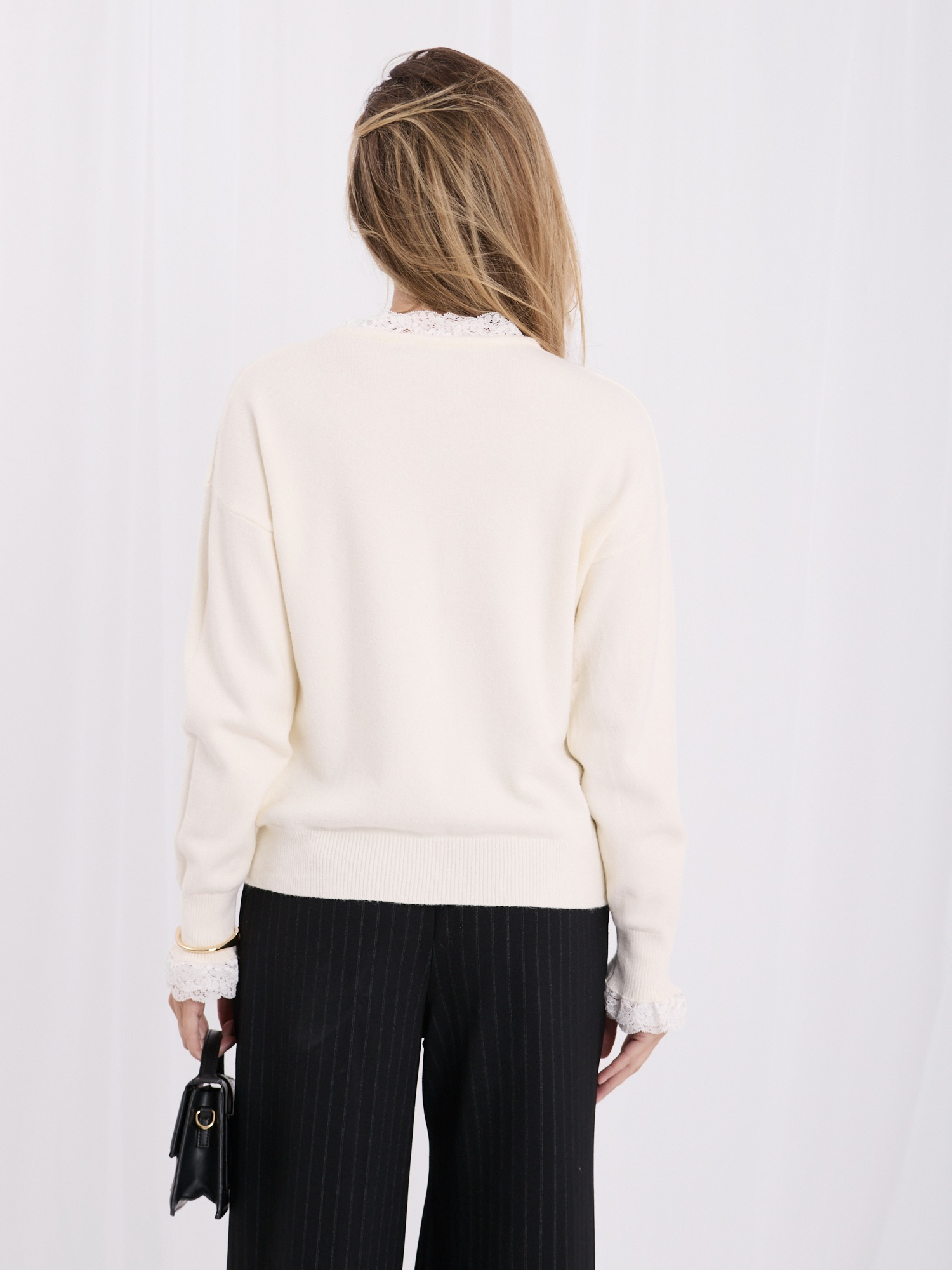 Ecru damski sweter z białą haftowaną koronką