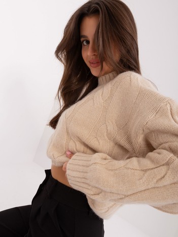 Jasnobeżowy damski sweter z warkoczami 