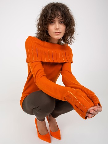 Pomarańczowy sweter z odkrytymi ramionami i aplikacją  