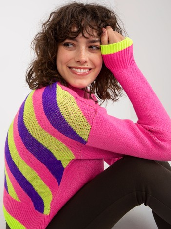 Różowy damski sweter klasyczny z kolorowym wzorem
