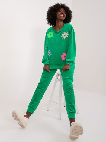 Zielony welurowy komplet z bluzą z kolorowymi kwiatami