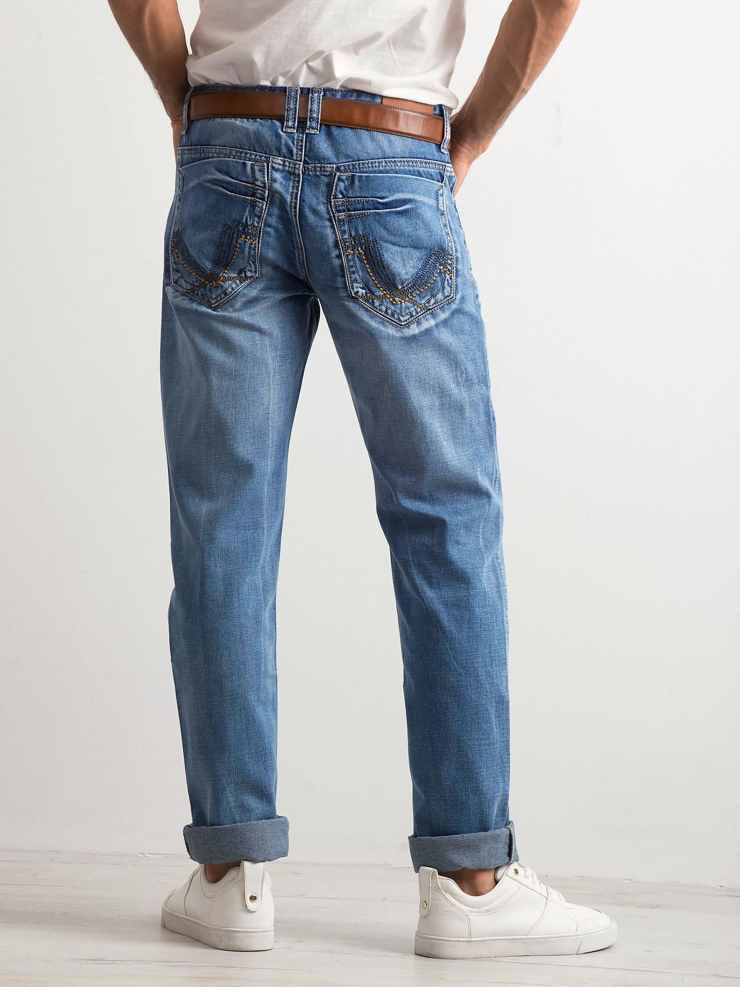 Купить джинсы мужские красноярск. Регуляр фит джинсы мужчины. Regular Fit джинсы мужские. Рь джинсы мужские Regular Fit. Мужские джинсы вид сбоку.