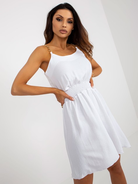 Biała mini sukienka na co dzień z łańcuszkami 