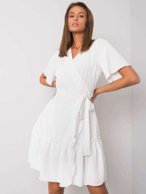 Biała sukienka z falbaną Lachelle