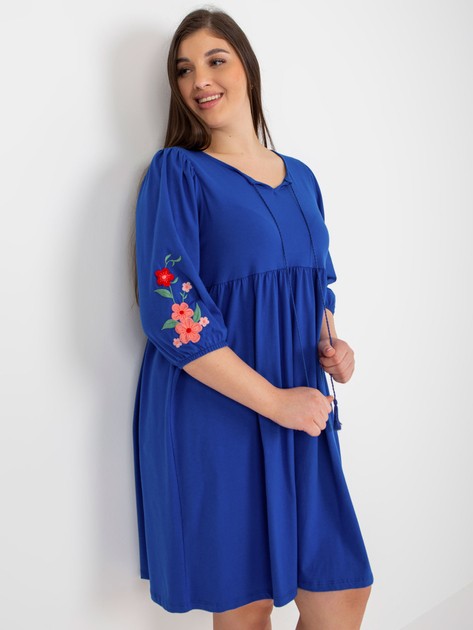 Ciemnoniebieska damska sukienka plus size z haftem na rękawach