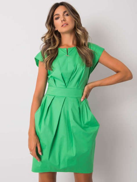 Zielona sukienka z paskiem Raelyn RUE PARIS